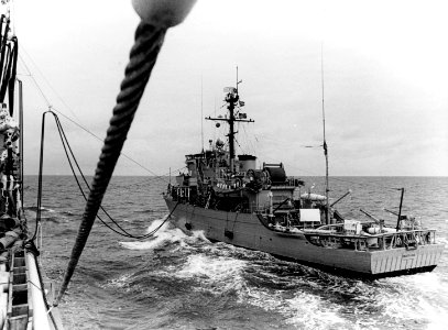 USS Endurance (MSO-435) refuels from USS Mispillion (AO-105) in the Pacific Ocean, 5 January 1971 (USN 1147570)