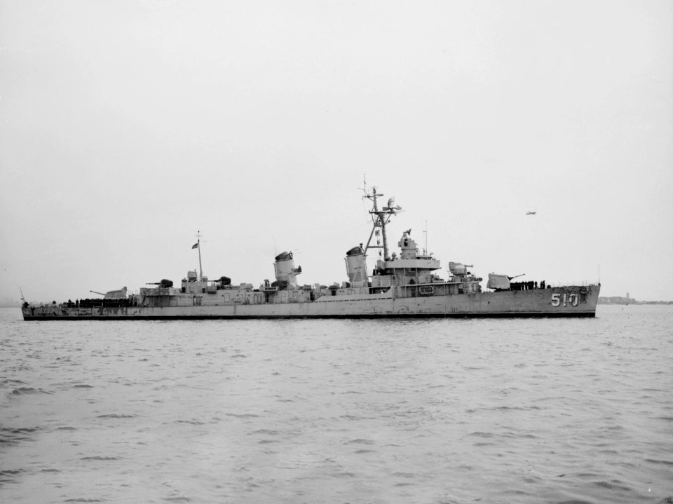 USS Eaton (DDE-510) in February 1952 (24746337)