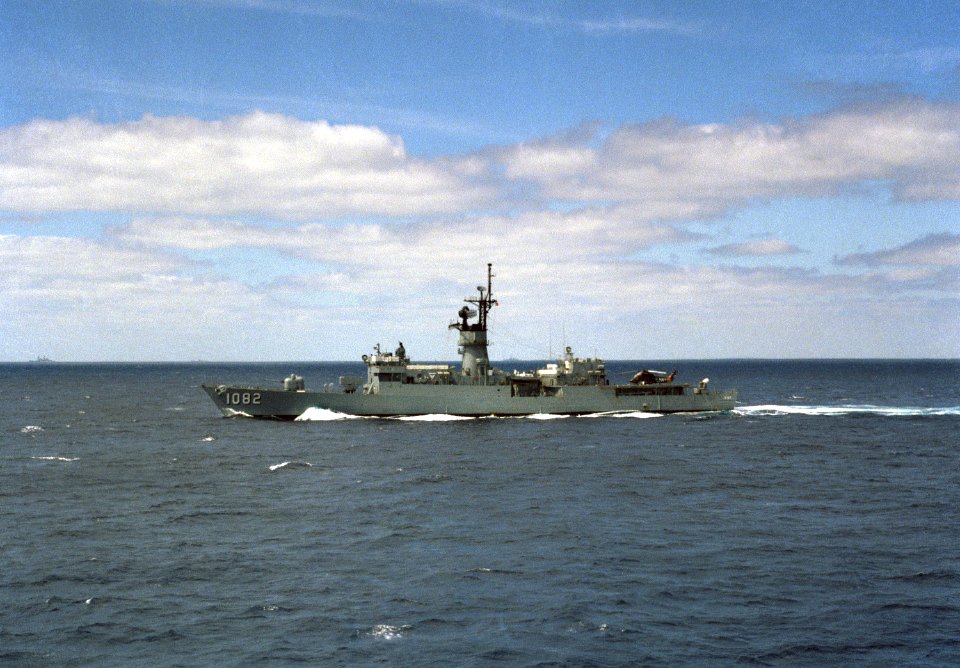 USS Elmer Montgomery (FF-1082) underway off the Virginia Capes on 7 May 1985 (6416557)