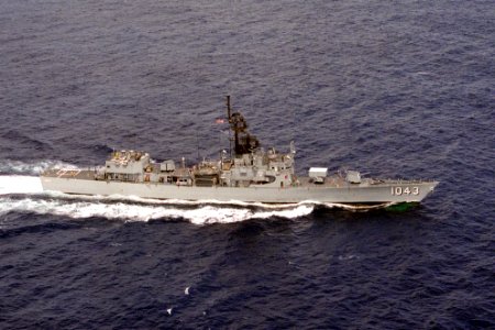 USS Edward McDonnell (FF-1043) underway at sea on 20 November 1986 (6416400)