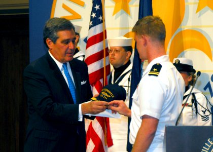 US Navy 070416-N-2903M-024 Lt. j.g. Patrick Muehr, the reactor controls assistant aboard fast attack submarine USS Louisville (SSN 724) presents Louisville Mayor Jerry Abramson a USS Louisville command ball cap