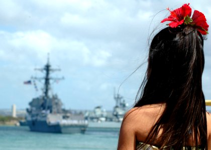 US Navy 070416-N-0879R-003 A family member watches as the Pearl Harbor-based guided missile destroyer USS Chung-Hoon (DDG 93) departs as part of Bonhomme Richard Expeditionary Strike Group (ESG)