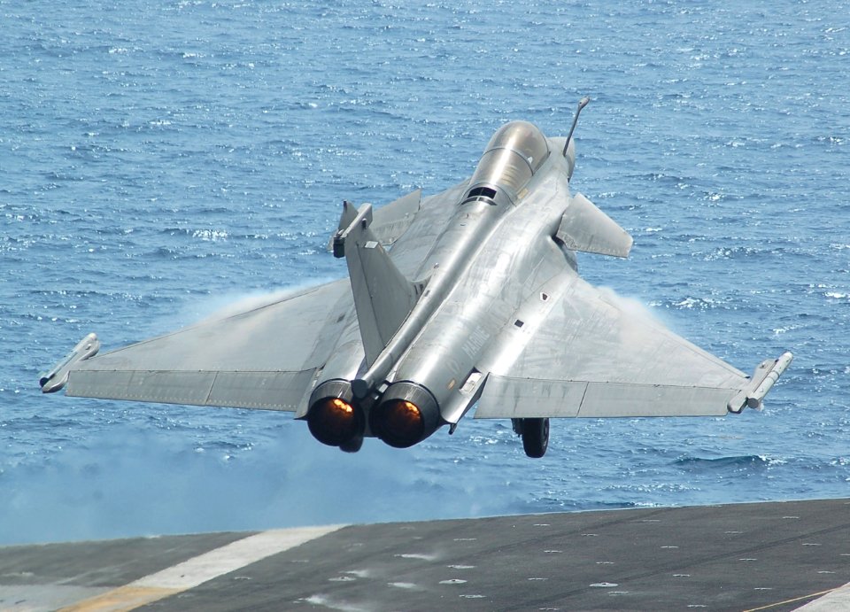 US Navy 070412-N-7498L-030 A French Rafale from the French nuclear-powered aircraft carrier FNS Charles de Gaulle (R 91) completes a touch-and-go landing