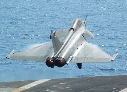 US Navy 070412-N-7498L-030 A French Rafale from the French nuclear-powered aircraft carrier FNS Charles de Gaulle (R 91) completes a touch-and-go landing
