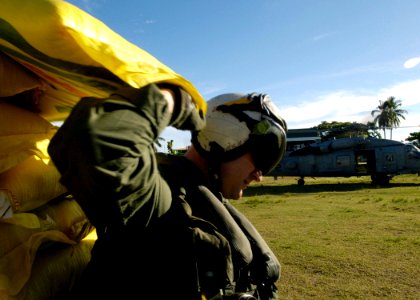 US Navy 070414-N-4790M-005 U.S. Navy helps distribute food in the Solomon Islands