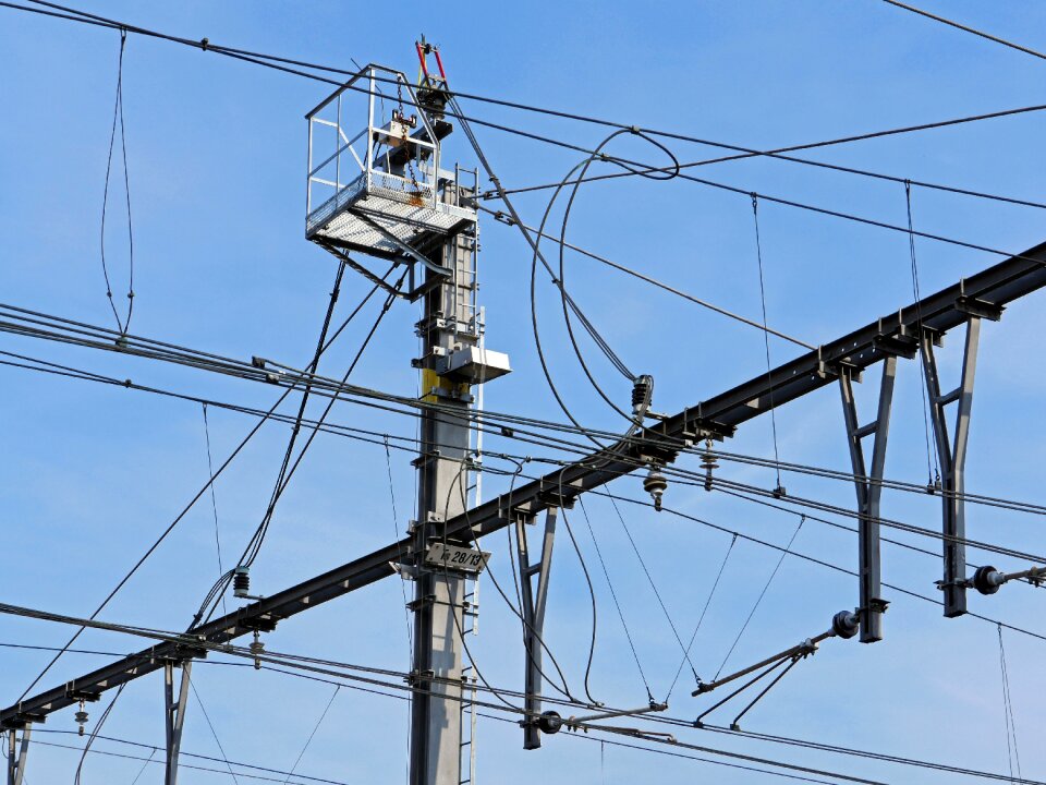 Mast switch feed cross-member