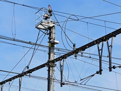 Mast switch feed cross-member
