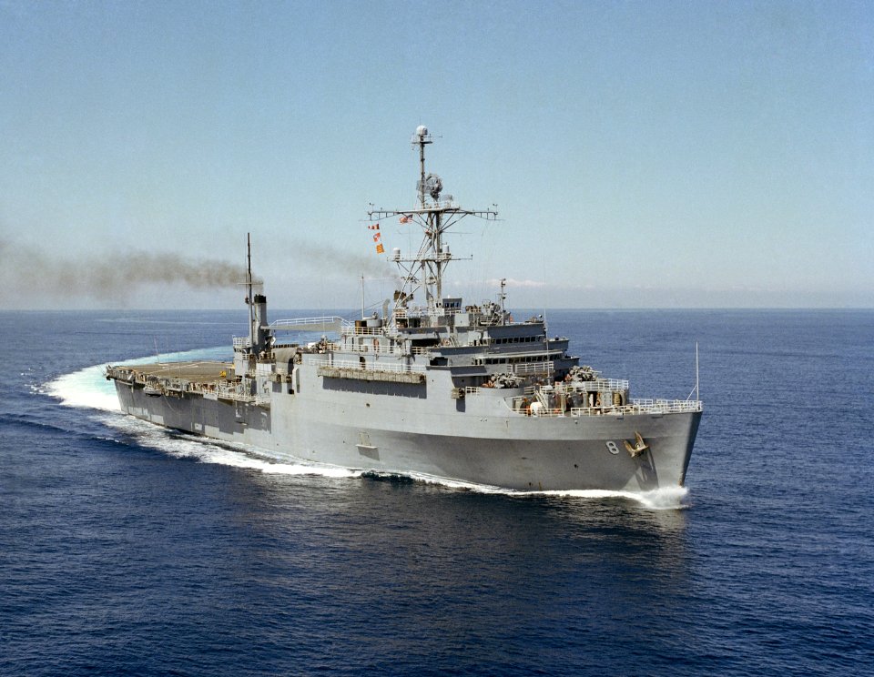 USS Dubuque (LPD-8) underway in the Pacific Ocean during steering tests on 19 August 1976 (6403797)