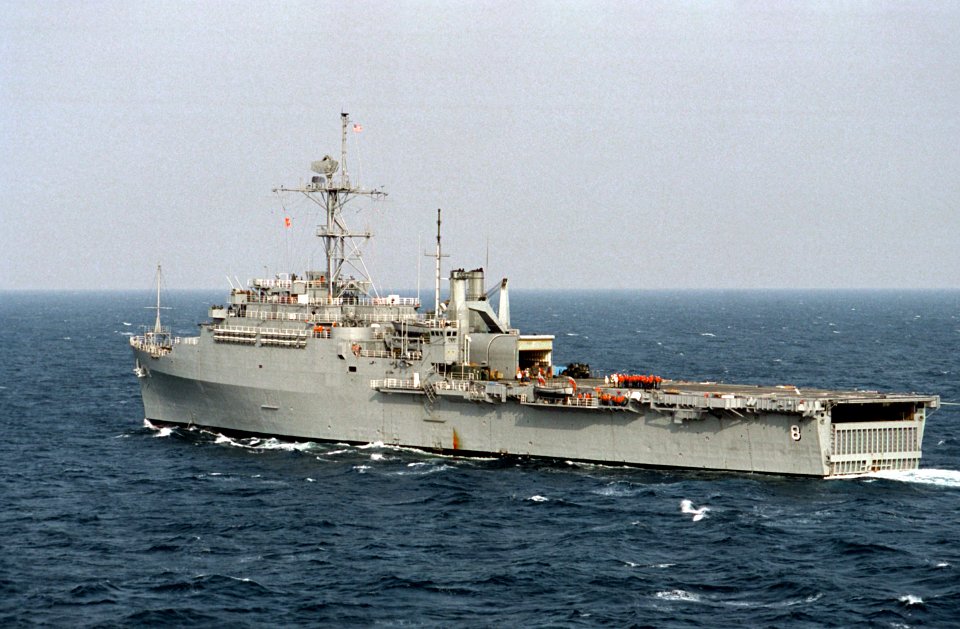 USS Dubuque (LPD-8) underway on 1 November 1991 (6475703)