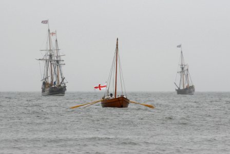 US Navy 070426-N-1688B-071 A landing party makes its way to shore from the ships the Discovery, Godspeed and the Susan Constant