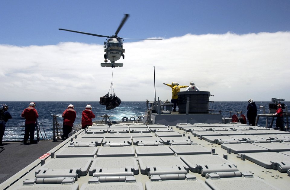 US Navy 070428-N-5459S-074 An SH-60B helicopter assigned to Helicopter Anti-Submarine Squadron Light (HSL) 46 Det. 6, as it delivers supplies to the guided-missile destroyer USS Mahan (DDG 72)