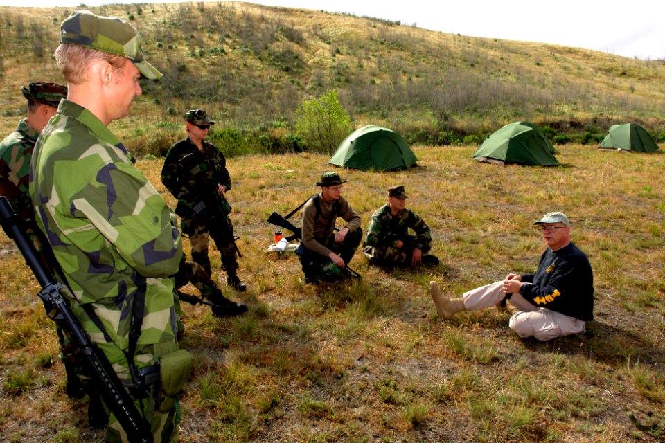 US Navy 070424-N-9643K-002 Medical Instructor Jim Kreter talks about various innovations in combat field medicine with an international group of combat photographers as part of Quick Shot 2007