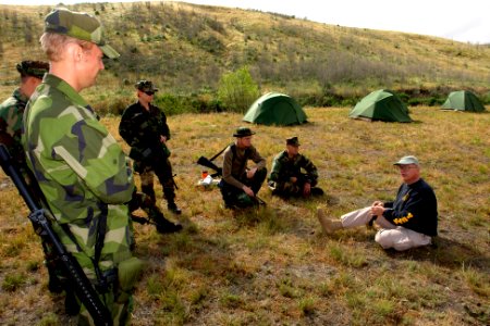 US Navy 070424-N-9643K-002 Medical Instructor Jim Kreter talks about various innovations in combat field medicine with an international group of combat photographers as part of Quick Shot 2007