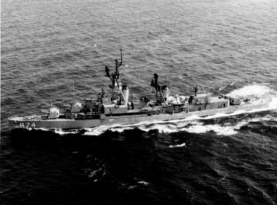 USS Duncan (DDR-874) underway in the Pacific Ocean, circa in the mid-1960s (NH 74032)