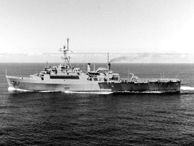 USS Dubuque (LPD-8) underway off San Clemente, California (USA), on 19 August 1976 (NH 107700)