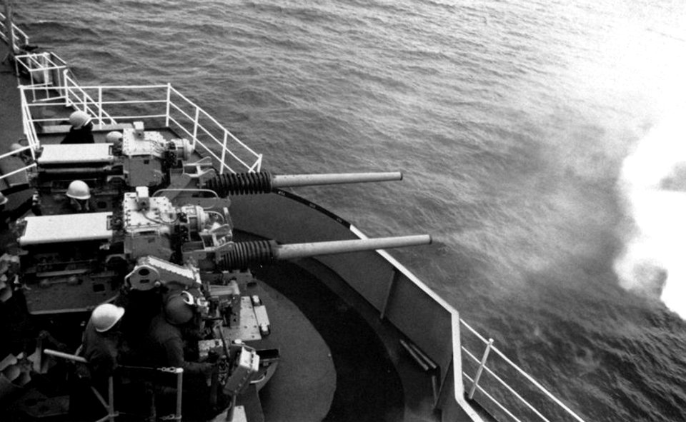 USS Duluth (LPD-6) fires 76 mm guns, in 1989