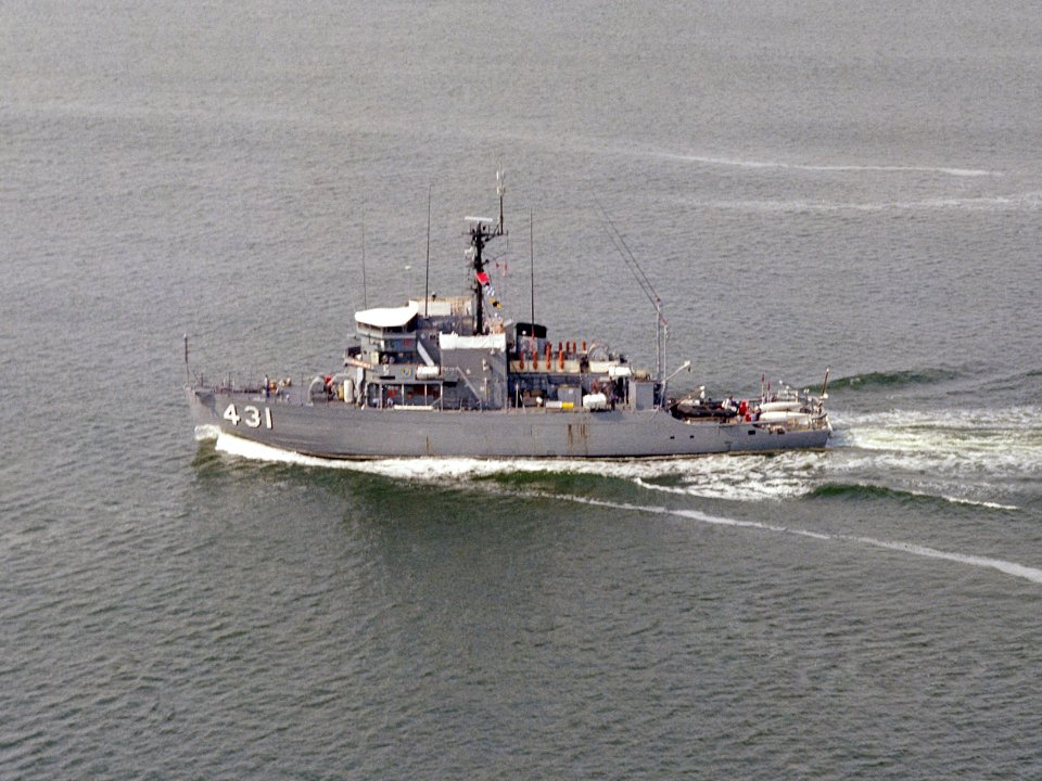 USS Dominant (MSO-431) at sea in 1981