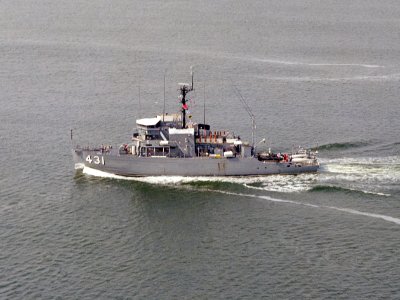 USS Dominant (MSO-431) at sea in 1981
