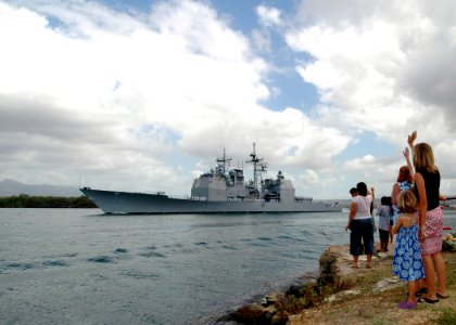 US Navy 070504-N-0879R-005 Family members say goodbye as Sailors aboard the Pearl Harbor-based guided missile cruiser USS Lake Erie (CG 70) depart for a deployment to the western Pacific