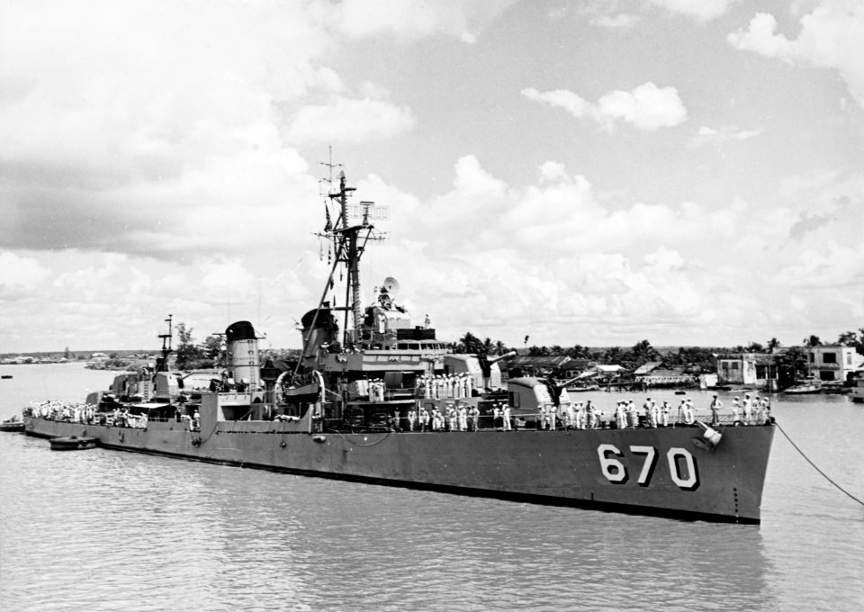 USS Dortch (DD-670) arriving at Saigon, Vietnam, on 20 October 1953 (NH 74138)