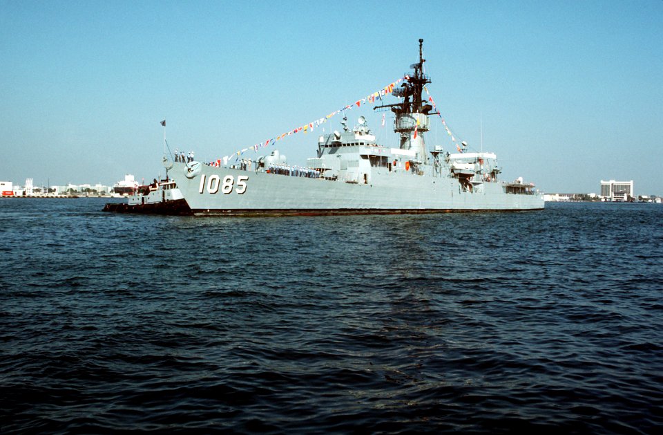 USS Donald B. Beary (FF-1085) being maneuvered into Fort Lauderdale Harbor for Navy Appreciation Week 1988 (DN-ST-89-02326)