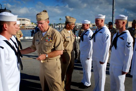 US Navy 070507-N-0696M-200 Chief of Naval Operations (CNO) Adm. Mike Mullen and Master Chief Petty Officer of the Navy (MCPON) Joe R. Campa Jr. visit with Sailors assigned to guided missile destroyer USS Russell (DDG 59)