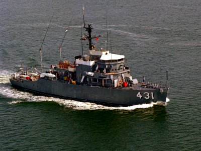 USS Dominant (MSO-431) underway in 1981
