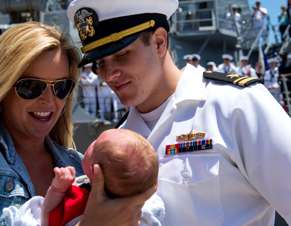 USS Dewey returns to homeport 150604-N-OR184-068