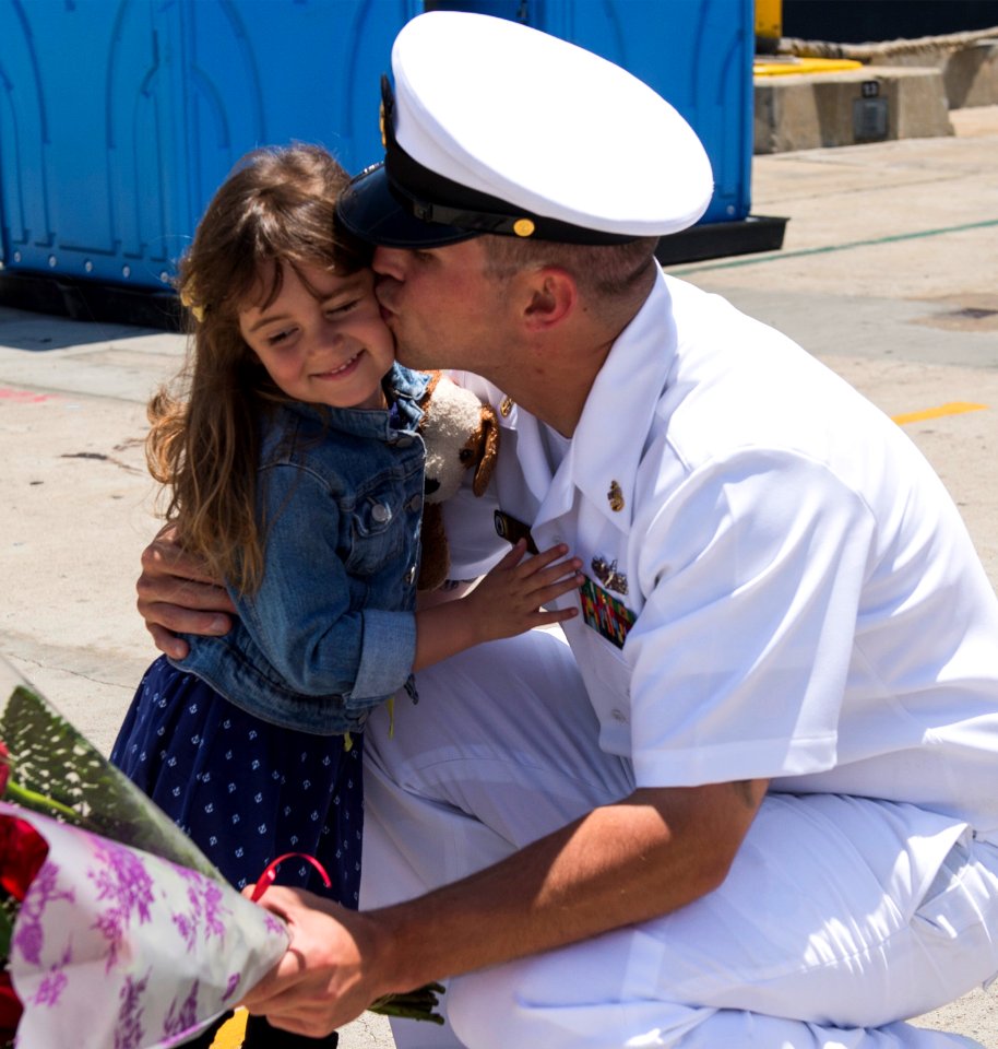 USS Dewey returns to homeport 150604-N-OR184-104