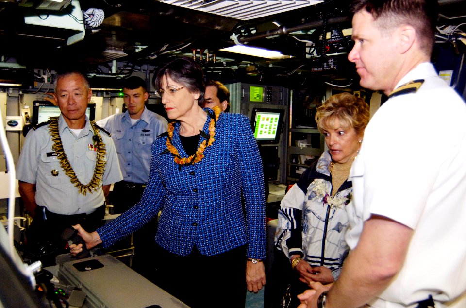 US Navy 070504-N-8467N-007 Gov. Linda Lingle, Governor of the State of Hawaii and the sponsor for PCU Hawaii (SSN 776), tries the parascope out during a tour of the submarine