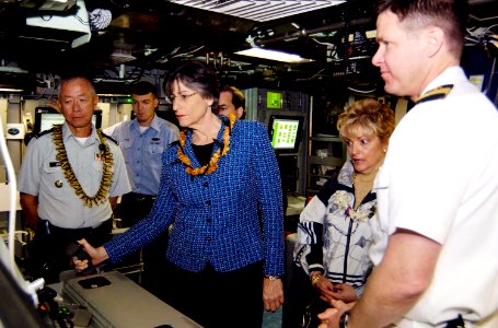 US Navy 070504-N-8467N-007 Gov. Linda Lingle, Governor of the State of Hawaii and the sponsor for PCU Hawaii (SSN 776), tries the parascope out during a tour of the submarine photo