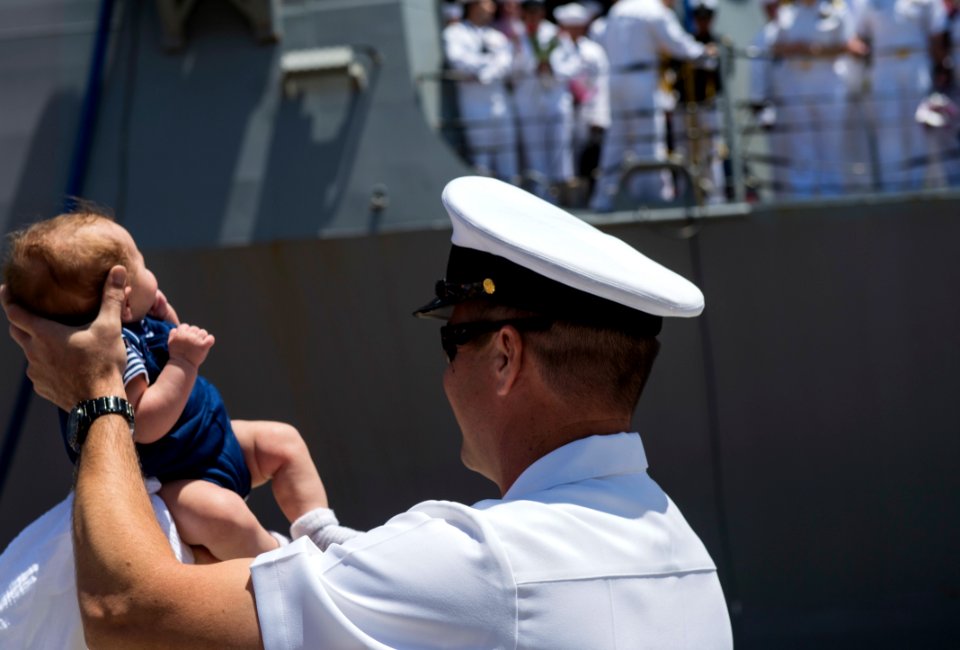 USS Dewey returns to homeport 150604-N-OR184-070