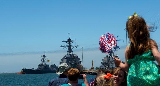 USS Dewey returns to homeport 150604-N-OR184-004