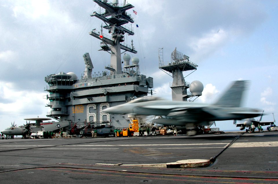 US Navy 070507-N-9760Z-009 An F-A-18F Super Hornet, from the Black Aces of Fighter Attack Squadron (VFA) 41, lands aboard nuclear-powered aircraft carrier USS Nimitz (CVN 68)