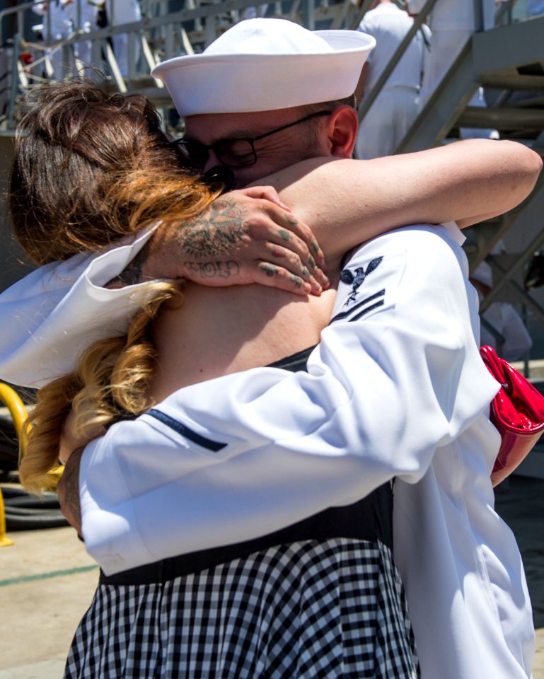 USS Dewey returns to homeport 150604-N-OR184-080