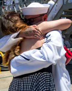 USS Dewey returns to homeport 150604-N-OR184-080