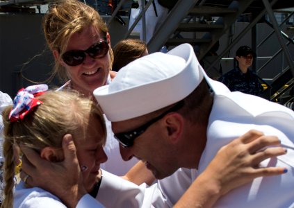 USS Dewey returns to homeport 150604-N-OR184-097