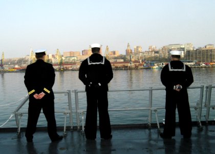 US Navy 070507-N-4649C-029 Sailors on board Arleigh Burke-class guided missile destroyer USS John S. McCain (DDG 56) man the rails as the ship arrives in Vladivostok, Russia