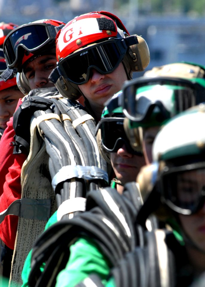 US Navy 070508-N-7981E-317 Members of air department work to raise an emergency barricade on the flight deck of Nimitz-class aircraft carrier USS Abraham Lincoln (CVN 72)