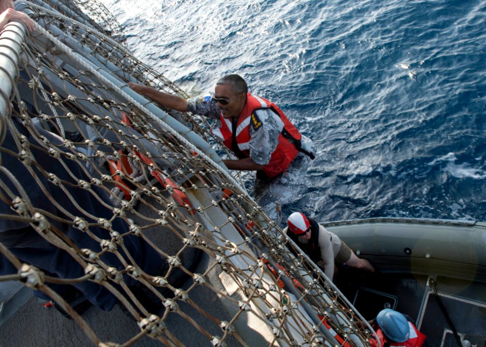 USS Dewey (DDG 105) 141109-N-KB426-003 (15770528255)