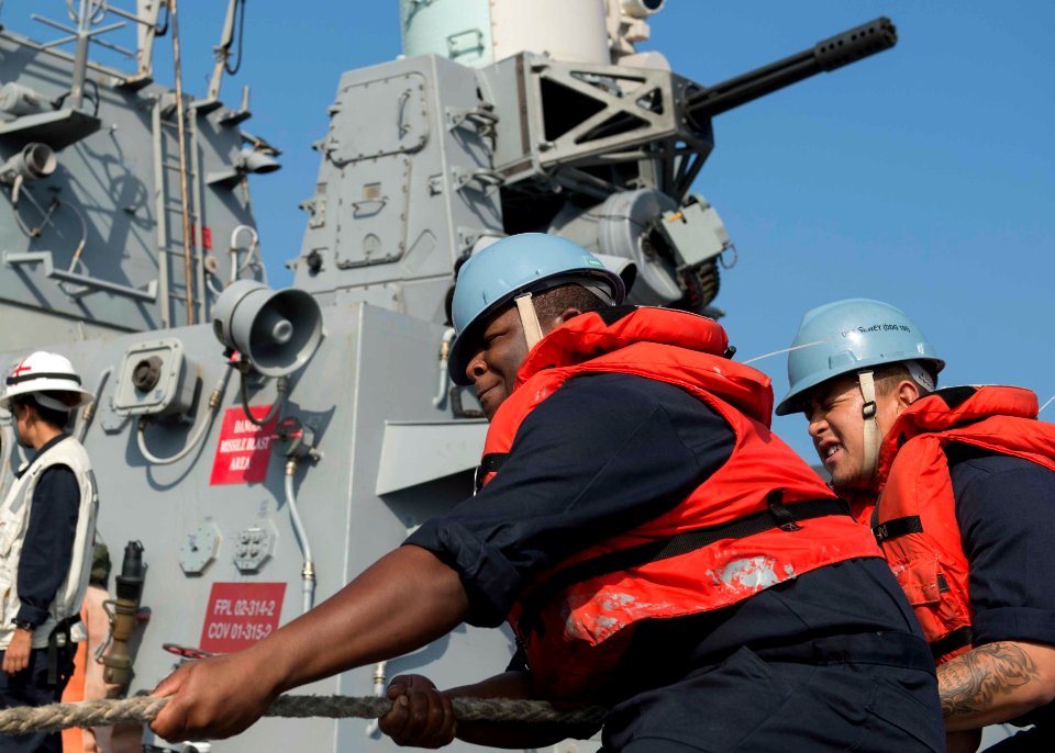 USS Dewey (DDG 105) 141116-N-KB426-061 (15854667221)