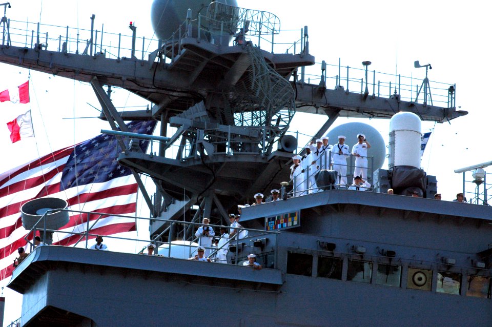 US Navy 070516-N-2456S-105 Sailors aboard the Whidbey Island-class dock landing ship USS Ashland (LSD 48) man the rails as the ship pulls into Naval Amphibious Base Little Creek after a six-month deployment