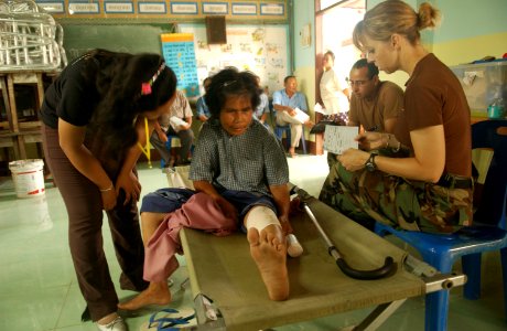 US Navy 070517-F-7806C-003 U.S. Navy Lt. Cmdr. Bachman from Occupational Hospital Support Unit (OHSU) gives physical therapy treatment to a Thai woman in Ban Nong Pawa School during Cobra Gold 2007
