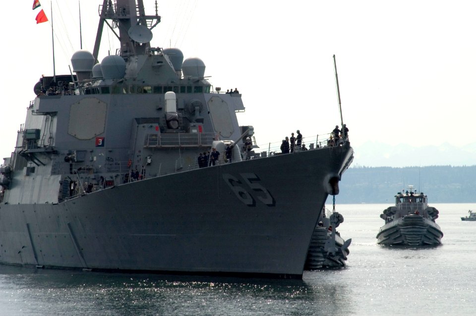 US Navy 070515-N-3390M-002 Guided missile destroyer USS Benfold (DDG 65) is assisted by a tug boat she prepares to moor pier side at Naval Station Everett for a port visit