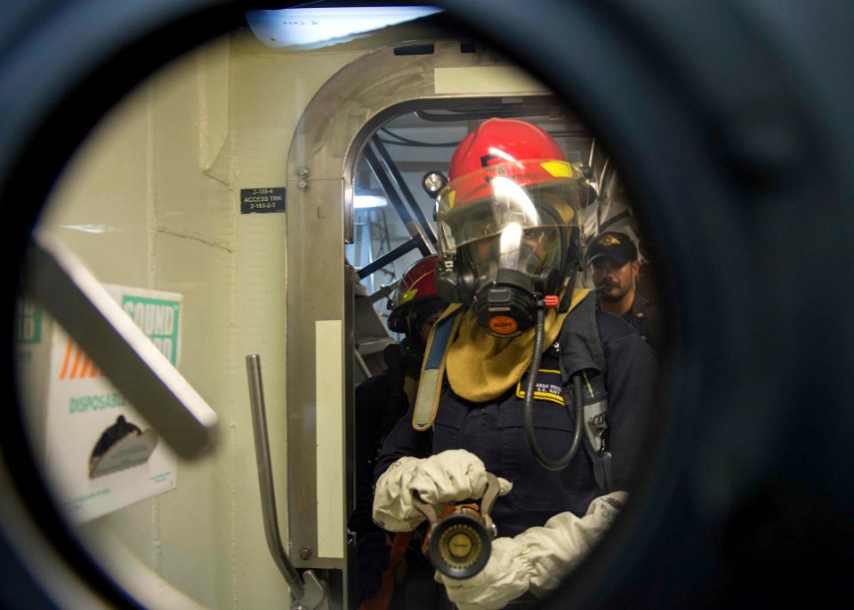 USS Dewey (DDG 105) 141107-N-KB426-042 (15746283352)