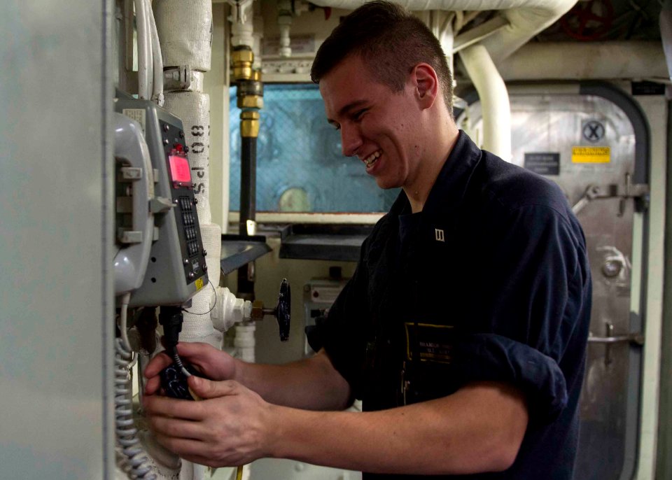 USS Dewey (DDG 105) 141020-N-KB426-040 (15614769705)