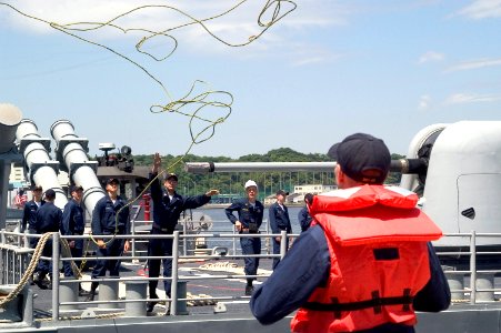 US Navy 070521-N-0483B-002 A Sailor aboard Pearl Harbor-based guided-missile cruiser USS Lake Erie (CG 70) tosses a line to another Sailor on the pier at Commander Fleet Activities Yokosuka