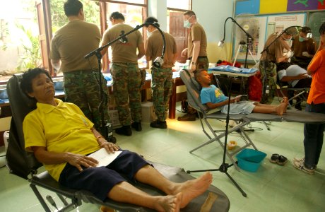 US Navy 070517-F-7806C-005 Multinational dental unit from Thailand, Singapore and the U.S. Navy provides dental care to the local people of Bahnkai Rayong Province during Cobra Gold 2007 photo