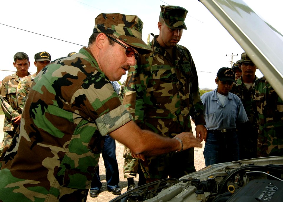 US Navy 070524-N-0989H-007 Honduran sailors, Marine force members and port security personnel receive instructions on proper vehicle inspection