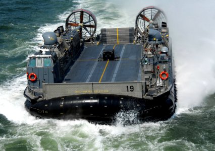 US Navy 070521-N-8923M-194 A landing craft air cushion (LCAC) approaches the aft end of amphibious assault ship USS Wasp (LHD 1)